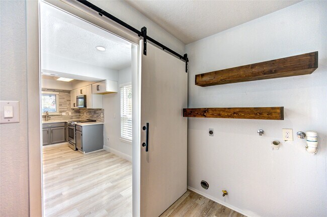 Building Photo - 235 E Castle Harbour Dr