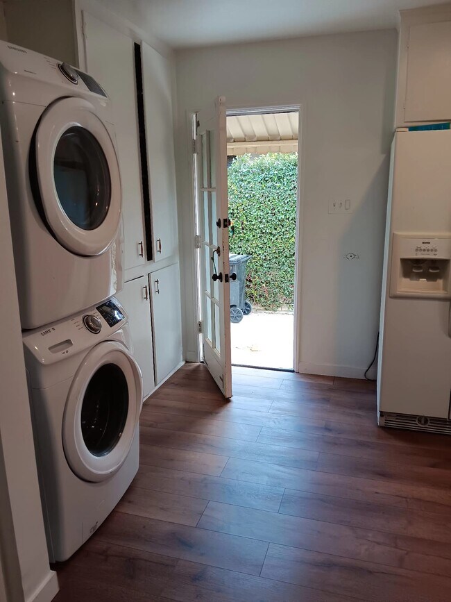 kitchen/laundry - 7655 Ostrom Ave