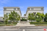 Building Photo - 1060 S Bronson Ave