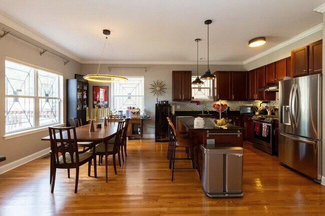 Building Photo - 2042 W Warren Blvd