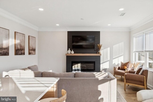 Building Photo - 40 Evergreen Ln