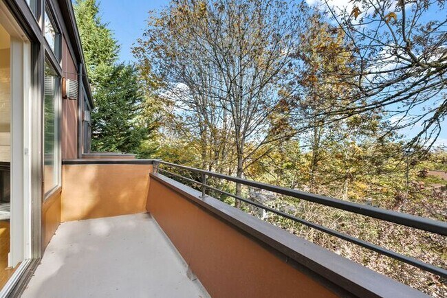 Building Photo - Luxurious Air-Conditioned Leschi View Townhome