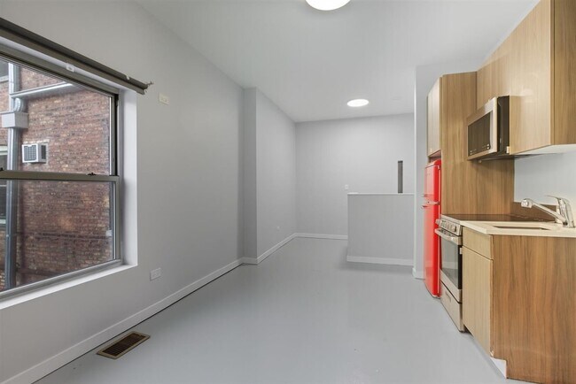 Building Photo - 4700 N Racine Ave