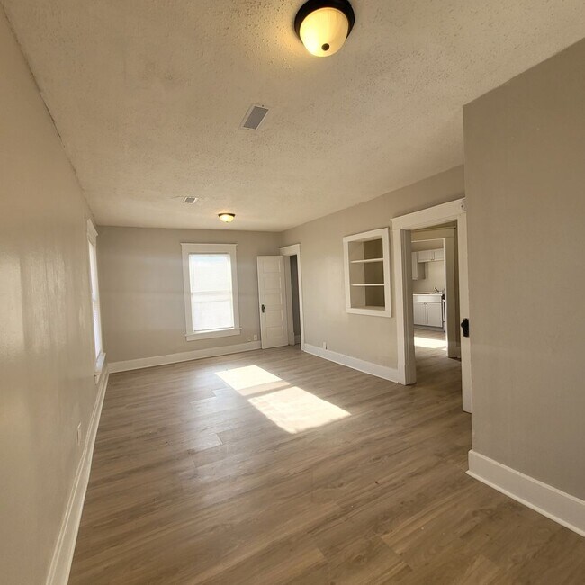 Building Photo - 1527 SW Mulvane St