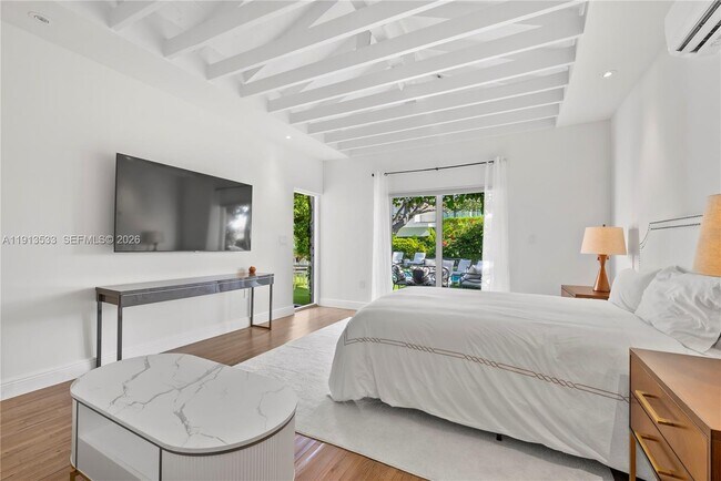 Building Photo - 5800 La Gorce Dr