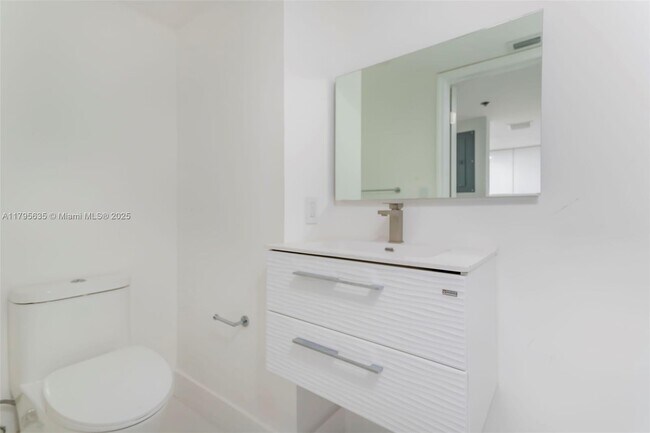 Building Photo - 540 Brickell Key Dr