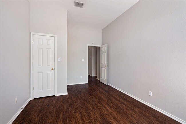 Building Photo - 500 Sophie Ct
