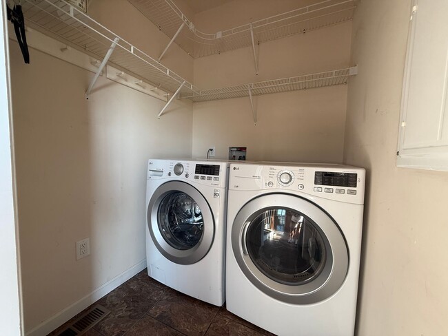 Building Photo - 3 Bedroom 3.5 Bathroom Home Located in Gre...