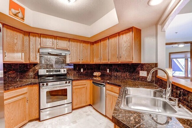 Building Photo - Spacious 2Bd/2.5Ba Luxury Loft-Style Condo...