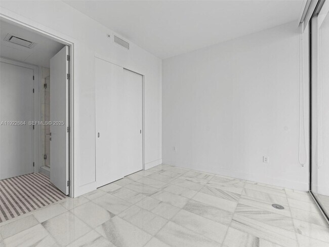 Building Photo - 700 NE 26th Terrace