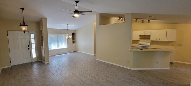 Building Photo - 305 Raintree Trail