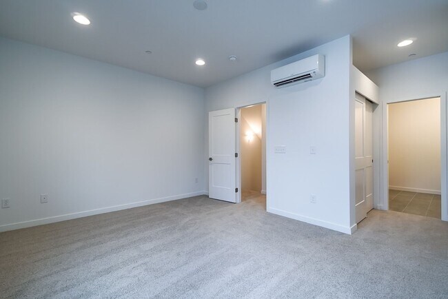 Building Photo - 2Bd/2.5Ba Bellevue Townhouse