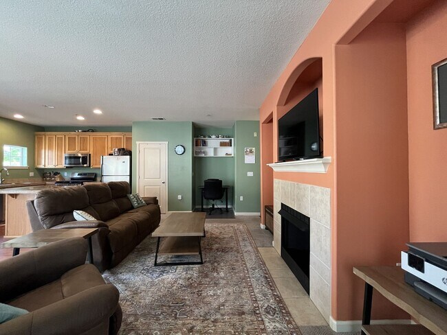 Building Photo - Well-Designed Condo with Dual Primary Suites, Vaulted Ceilings & Community Clubhouse