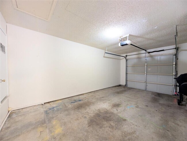 Building Photo - 2036 Redwing Way