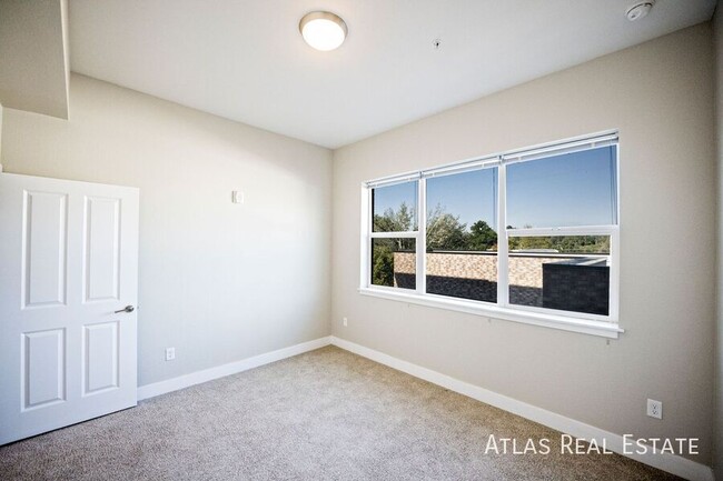 Building Photo - Beautiful 2 Bed 2 Bath Corner Apartment on...