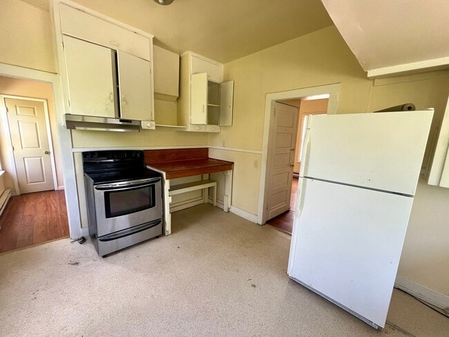 Building Photo - 3 Bed / 1 Bath Home with Outdoor Space
