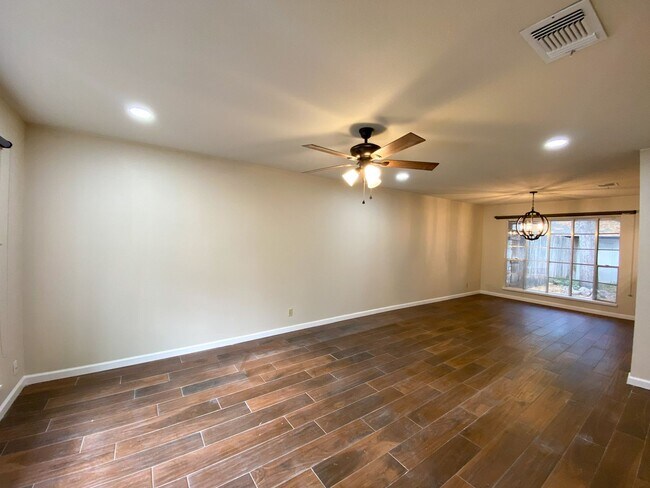 Building Photo - WHISPERING OAKS RARE FIND 3 BD/2 BA AVAILABLE APRIL 7TH!