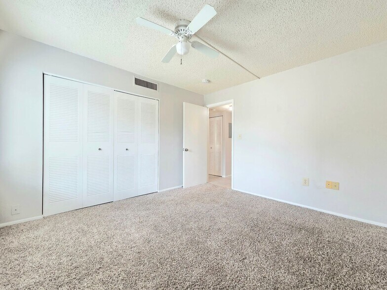 Building Photo - 584 Orange Dr