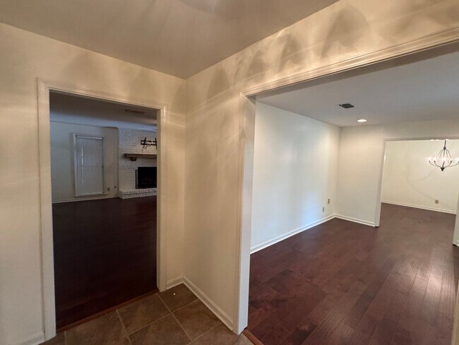 Building Photo - Beautiful home with over 2k square feet!