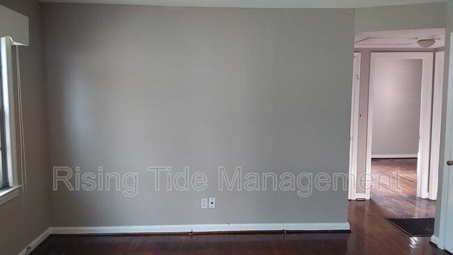 Building Photo - 1636 8th Ct W