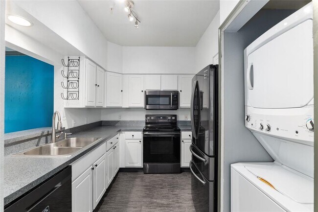 Building Photo - 9127 SW 52nd Ave