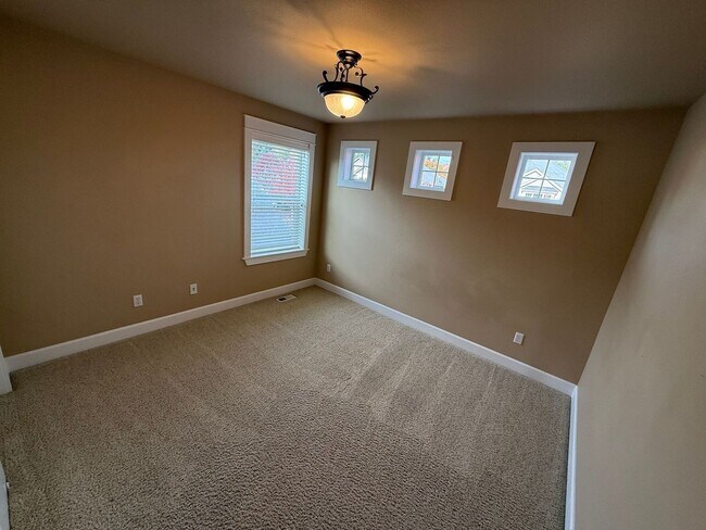 Building Photo - Stunning large 3 bedroom plus bonus rooms ...