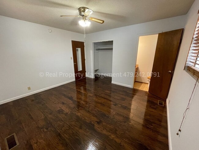 Building Photo - 526 E El Paso St
