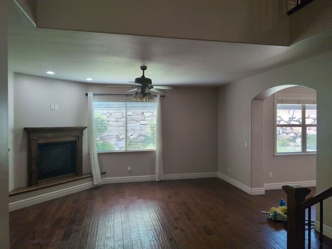 Building Photo - PET FRIENDLY -Spacious 6 Bedroom Home in St. George