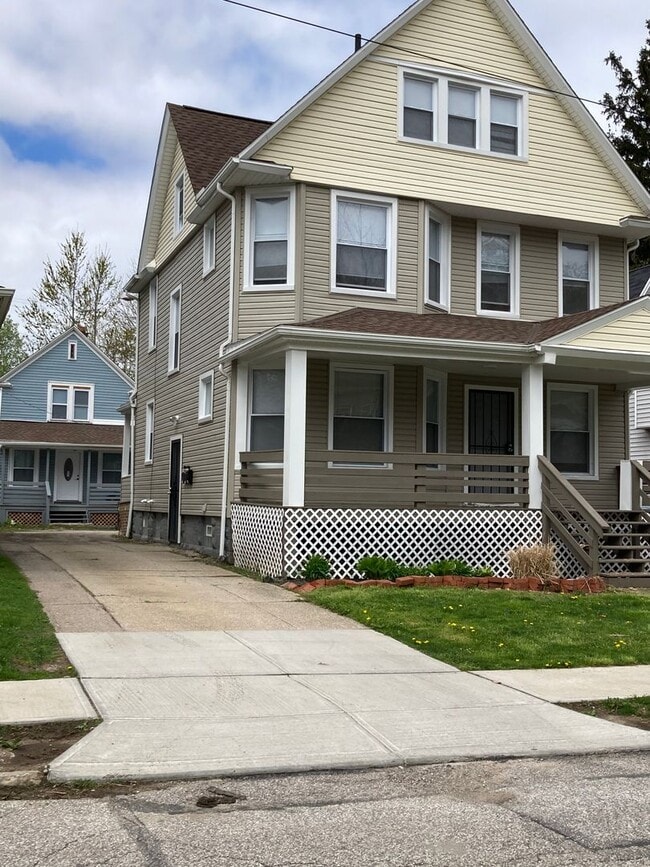 Building Photo - 2 Bedroom  Renovated Century Home Modern S...