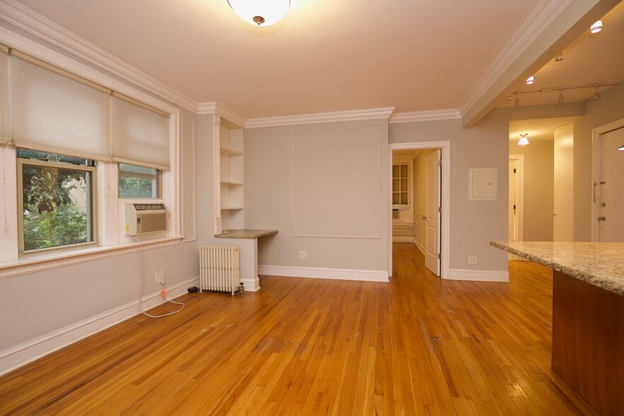 Building Photo - 519 W Surf St