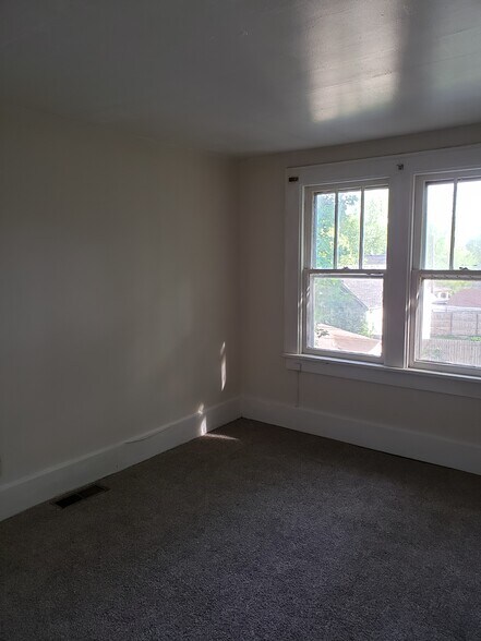 Building Photo - 304 Perrin Ave