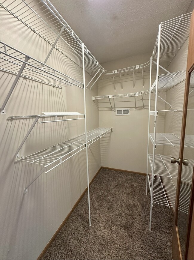 Building Photo - 4049 Sandy Ridge Dr