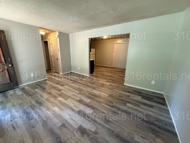 Building Photo - $825 - 2 bedroom/ 1 bathroom - Duplex