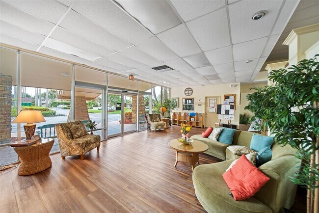 Building Photo - 4725 Cove Cir