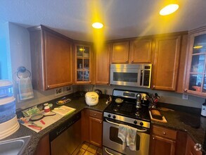 Building Photo - Bright & Sunny Upstairs End Unit Overlooki...