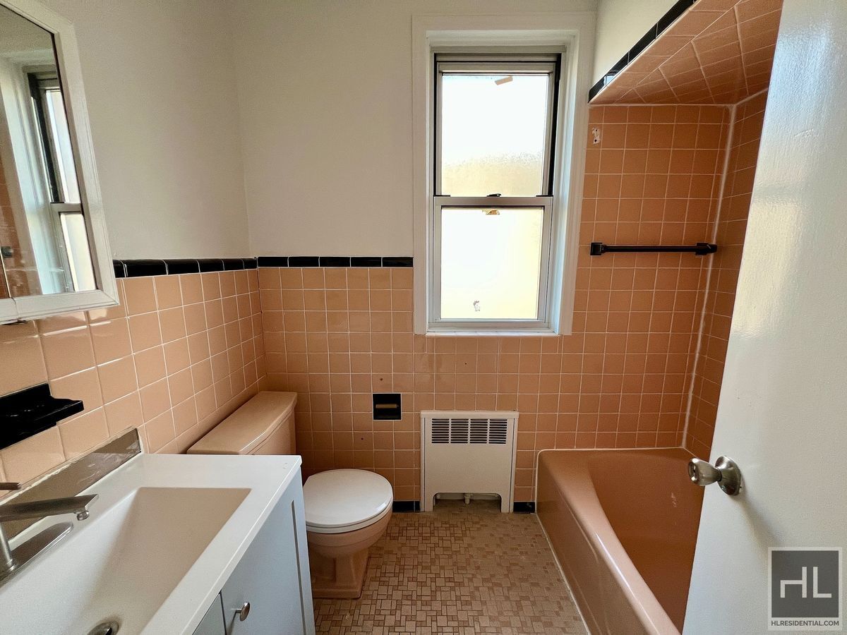 Building Photo - 3.5BR 2BA Massive Townhouse w/ Sunroom & Optional Private Parking In Maspeth