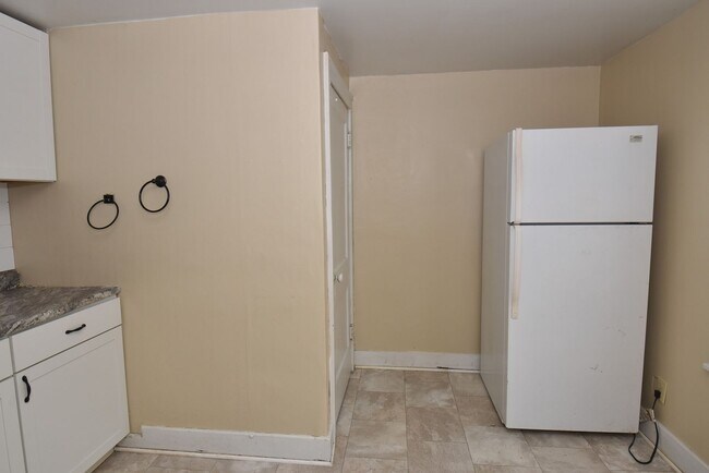 Building Photo - 135 E Eckman St