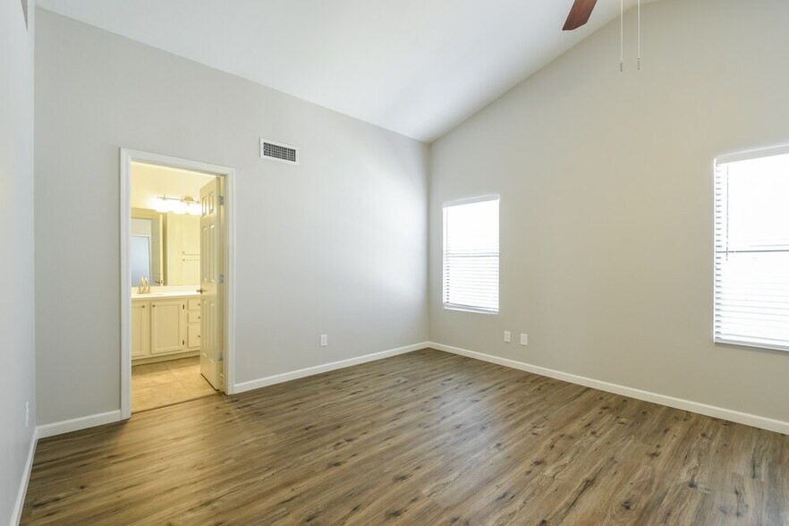 Building Photo - 2028 W Columbine Dr