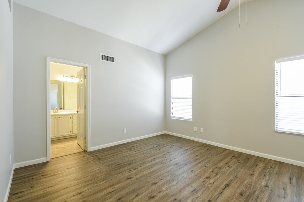 Building Photo - 2028 W Columbine Dr