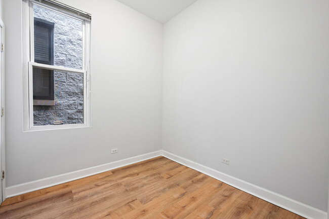 Building Photo - 825 N Winchester Ave