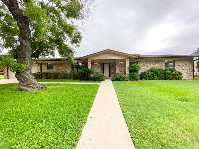 Building Photo - 610 Creek Dr