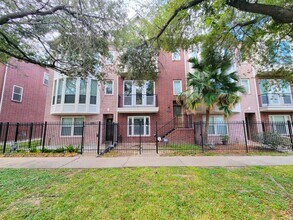 Building Photo - Beautiful Home with a Smart, Functional Fl...