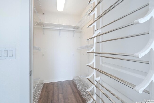 Building Photo - 7342 Oak Manor Dr