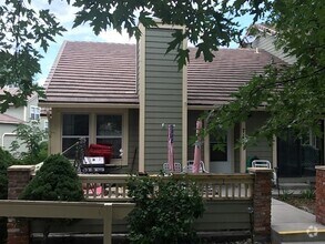 Building Photo - Great 3 Bed/3 Bath End Unit Townhome In Co...