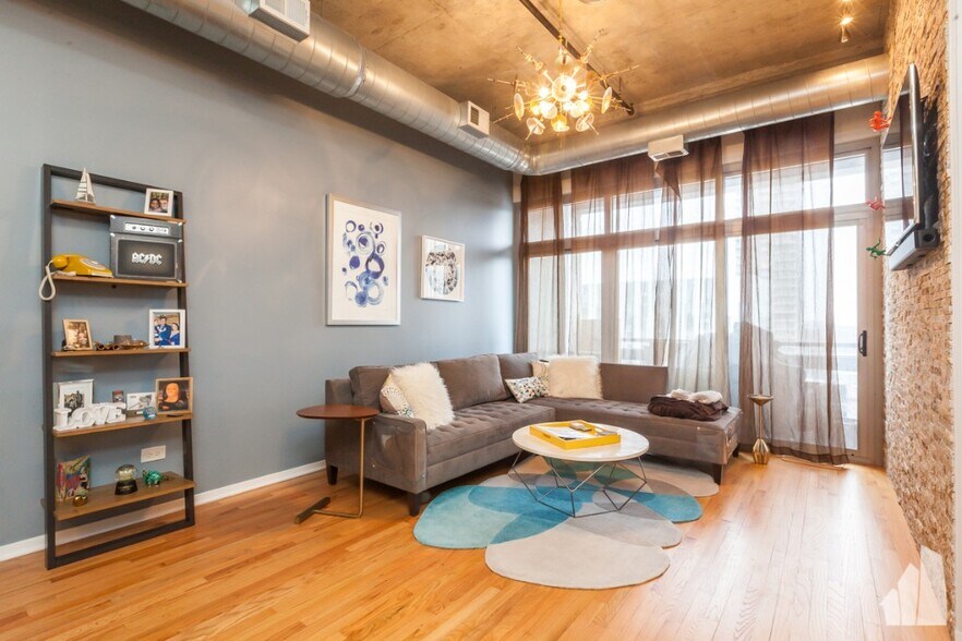 Building Photo - 933 W Van Buren St