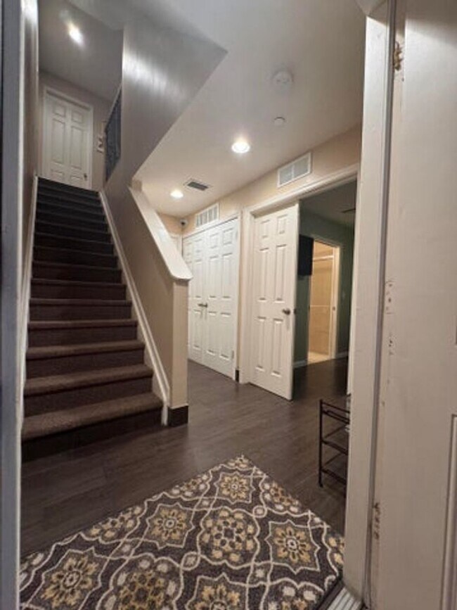 Building Photo - 1033 NE 17th Way