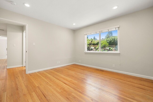 Building Photo - Spacious Menlo Park Retreat with 6 Bedroom...