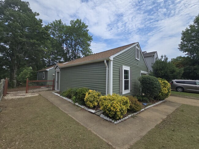 Building Photo - 5360 Chatham Hall Dr