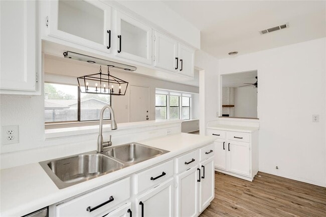 Building Photo - 6705 Lancret Hill Dr