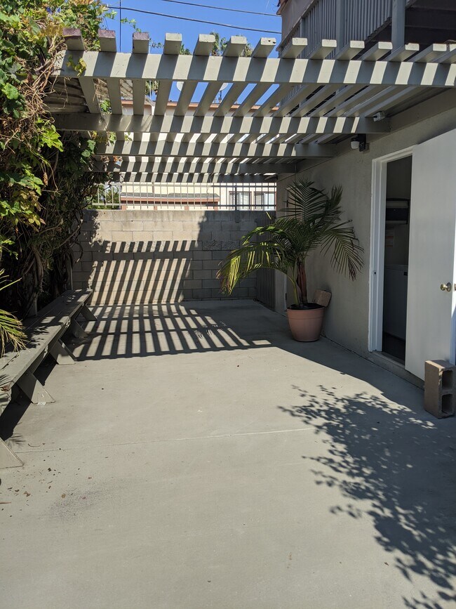 Back Common Patio Area - 3365 Overland Ave